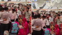 বিয়ের আসরে বরকে দেওয়া হলো ৪ ব*স্তা টাকা!